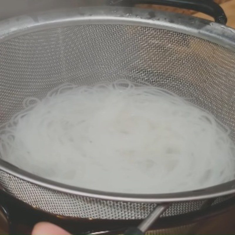 Step 5 Blanching Pho Noodles for Beef Ball Pho