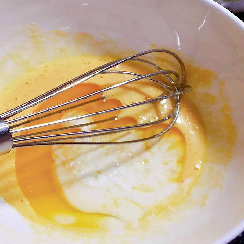 Step 3 Make the egg yolk mixture for the sponge cake base of the chocolate sponge cake