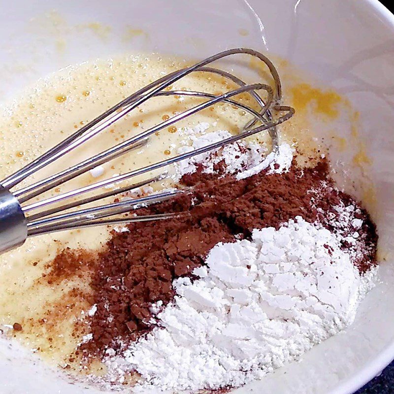 Step 3 Make the egg yolk mixture for the sponge cake base of the chocolate sponge cake