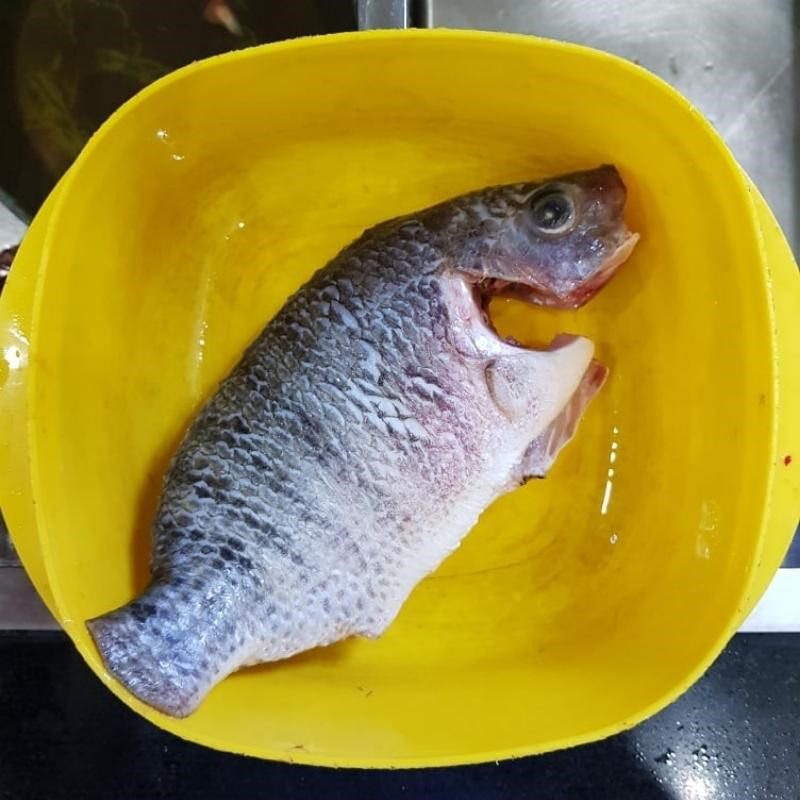 Step 1 Prepare the ingredients for tilapia soup with wild betel leaves