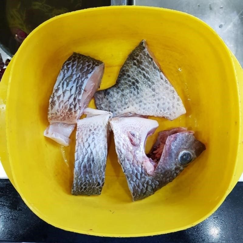 Step 1 Prepare the ingredients for tilapia soup with wild betel leaves