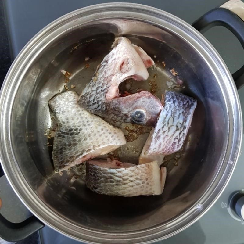 Step 2 Cook tilapia soup with wild betel leaves