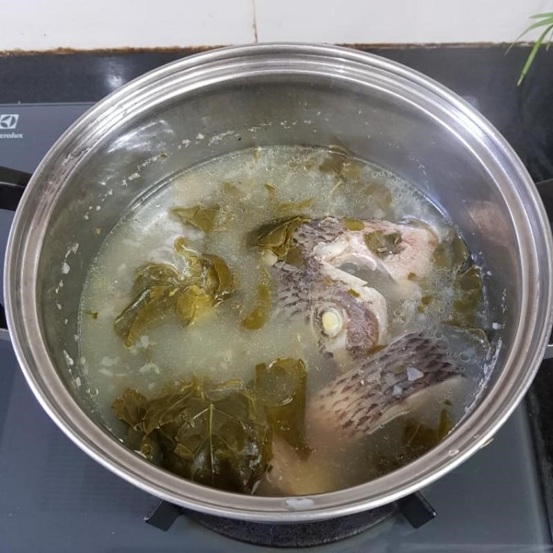 Step 2 Cook tilapia soup with giang leaves Tilapia soup with giang leaves