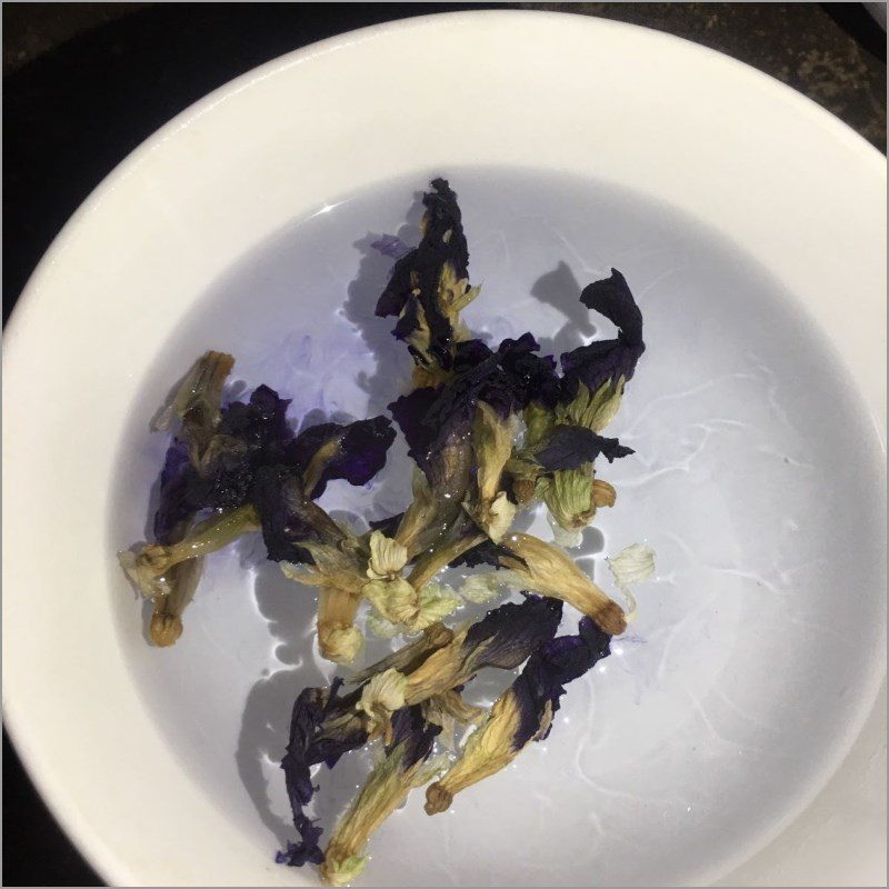 Step 1 Soak butterfly pea flowers for Butterfly Pea Flower Coconut Jelly