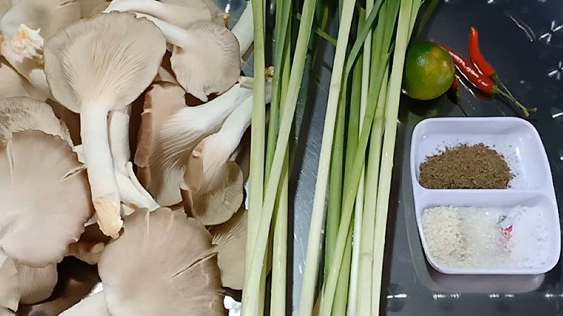 Ingredients for steamed oyster mushrooms with lemongrass