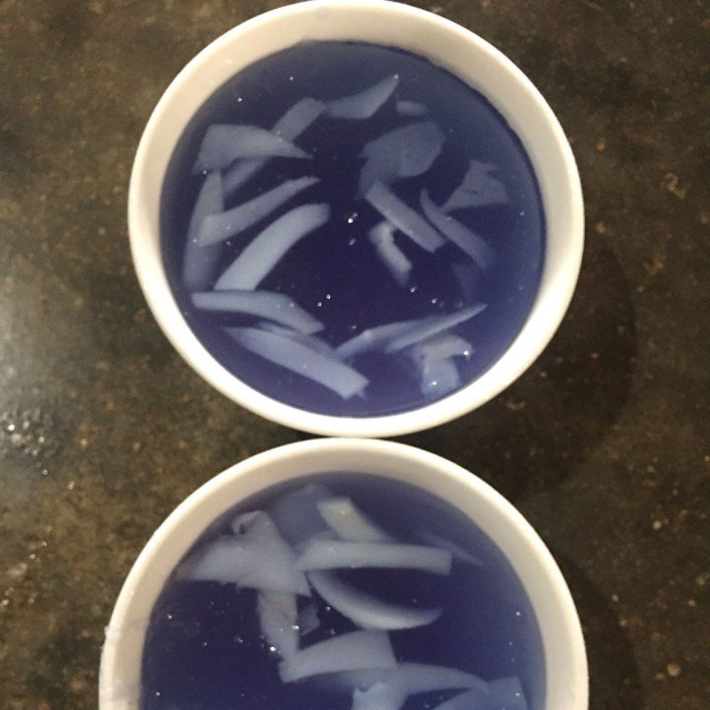 Step 3 Pour the jelly into the mold Coconut jelly with butterfly pea flower