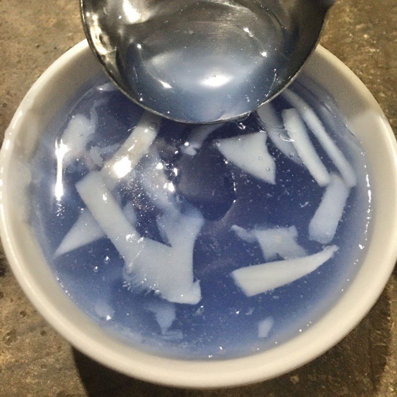 Step 3 Pour the jelly into the mold Coconut jelly with butterfly pea flower