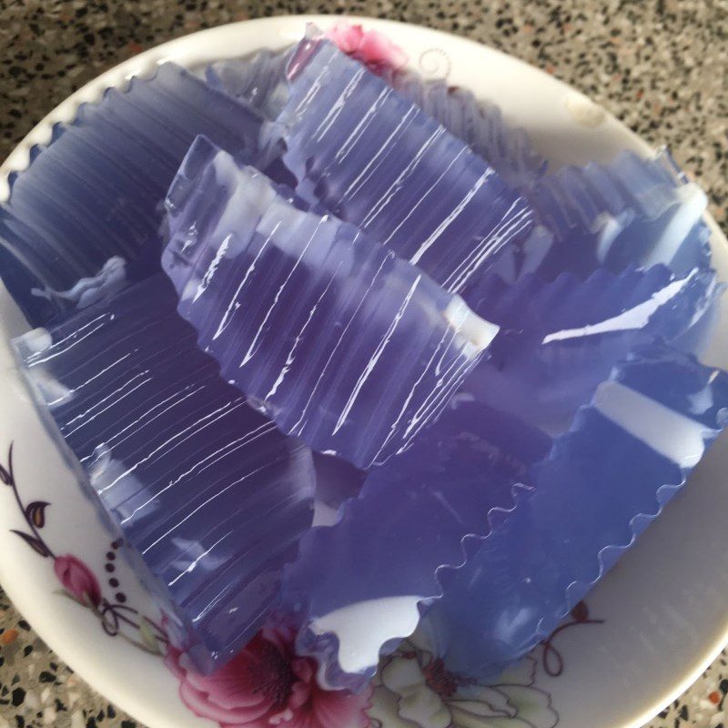 Step 4 Final product Coconut jelly with butterfly pea flower