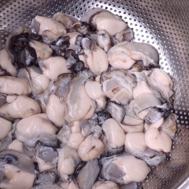 Step 1 Prepare the oyster meat for Grilled Oysters with Cheese and Quail Eggs using an Air Fryer