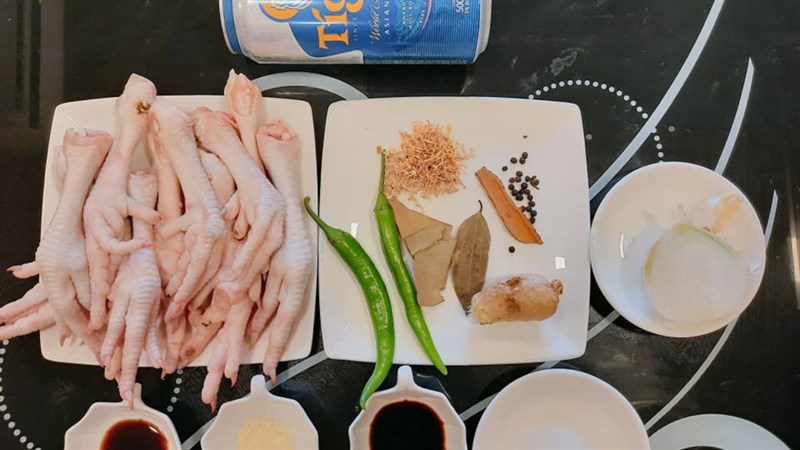 Ingredients for the dish of chicken feet with beer