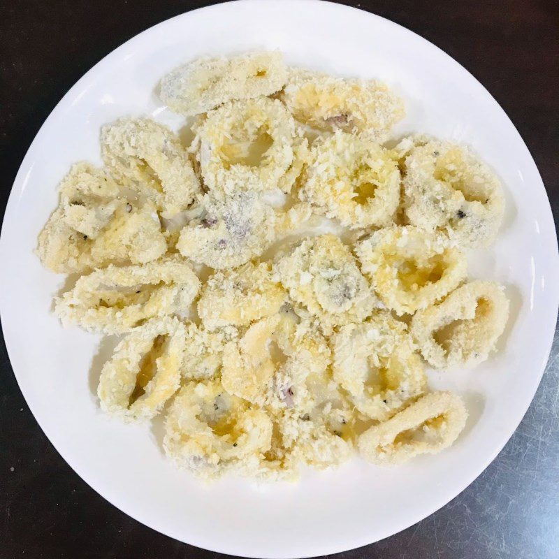 Step 3 Coat the squid with breadcrumbs Fried squid