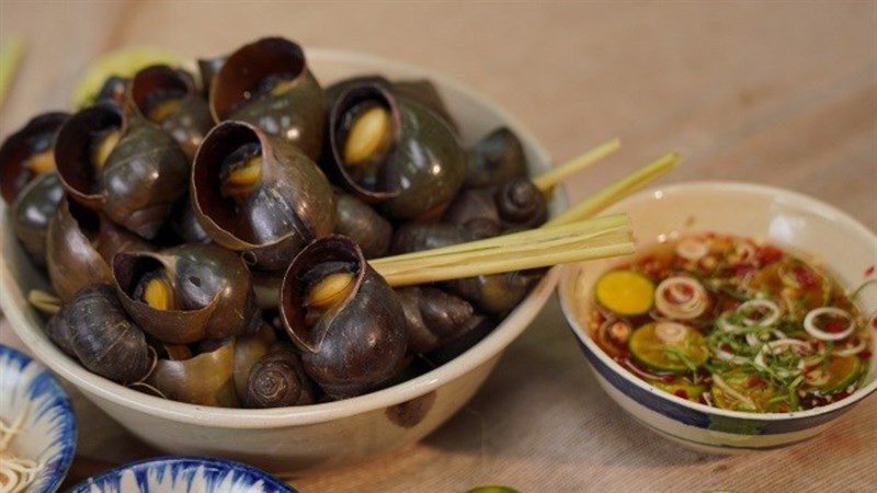 Steamed snails with lemongrass