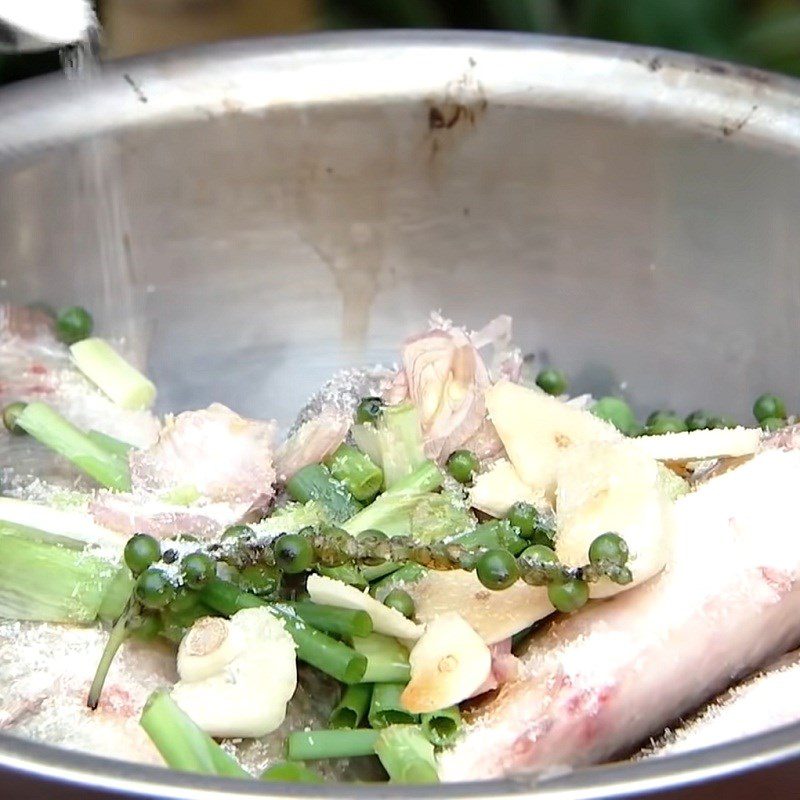 Step 3 Marinate the fish Carp braised until tender