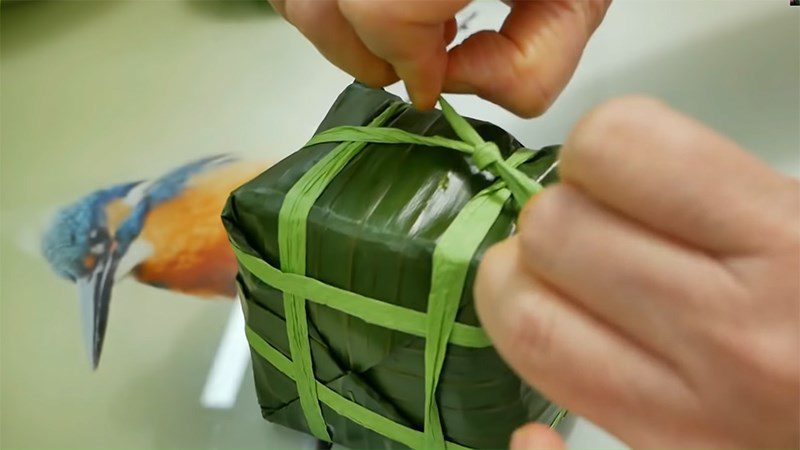 method 3 - tying the string around the cake body