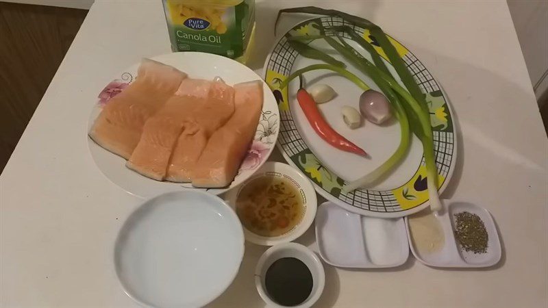 Ingredients for the dish of braised salmon with pepper