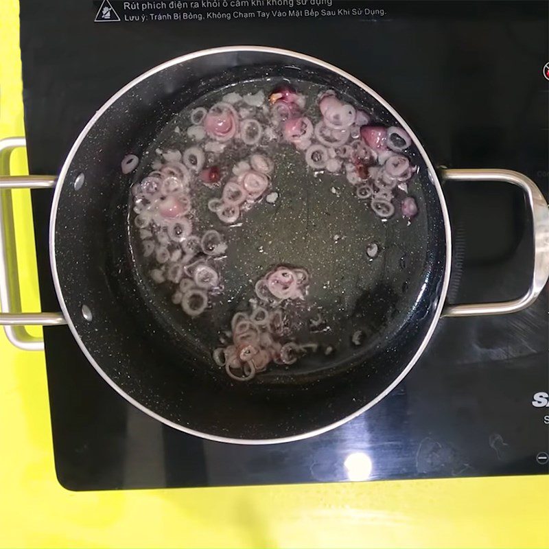 Step 2 Sauté the minced meat for Seaweed Soup with Minced Meat