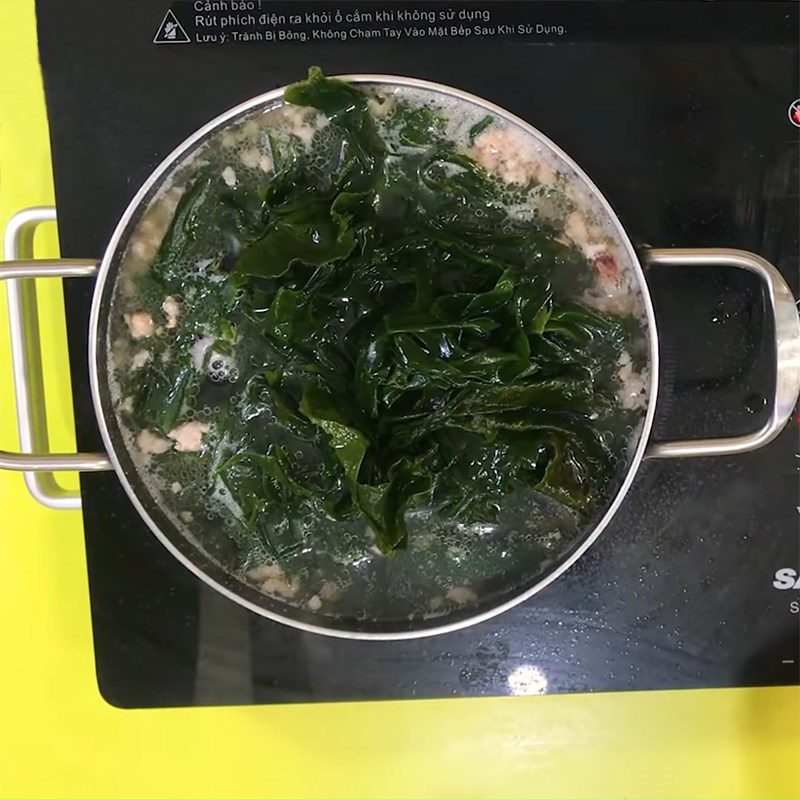 Step 3 Cook the minced meat seaweed soup