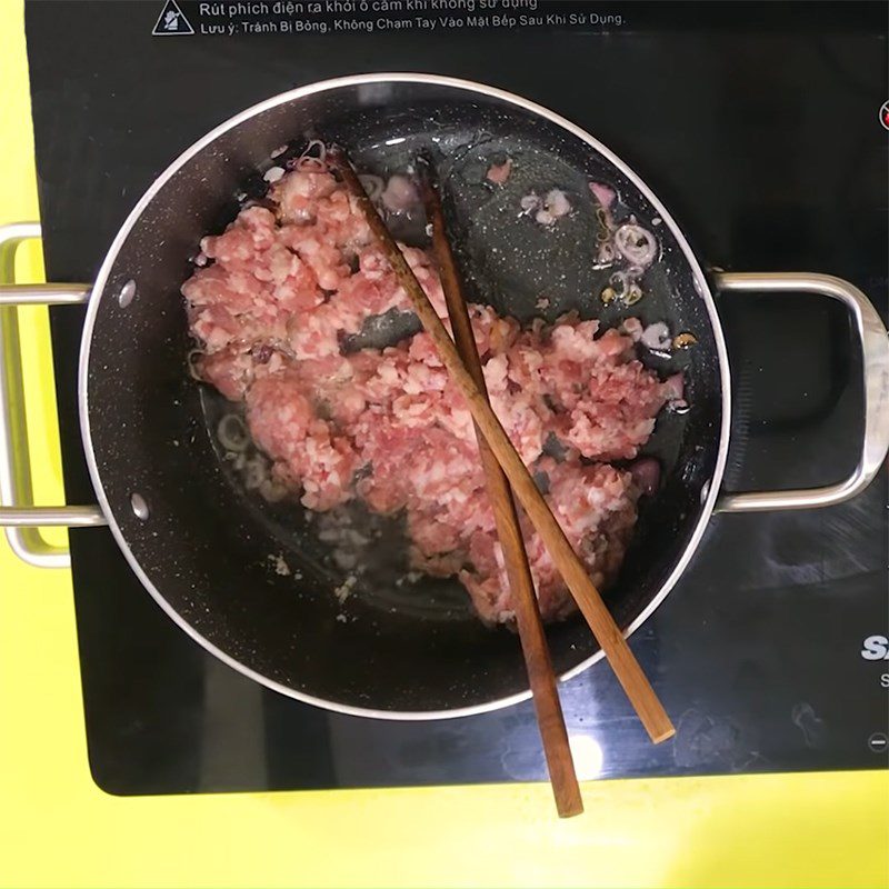 Step 2 Sauté the minced meat for Seaweed Soup with Minced Meat