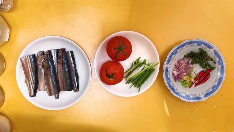 Ingredients for the dish 4 ways to cook mackerel with tomato