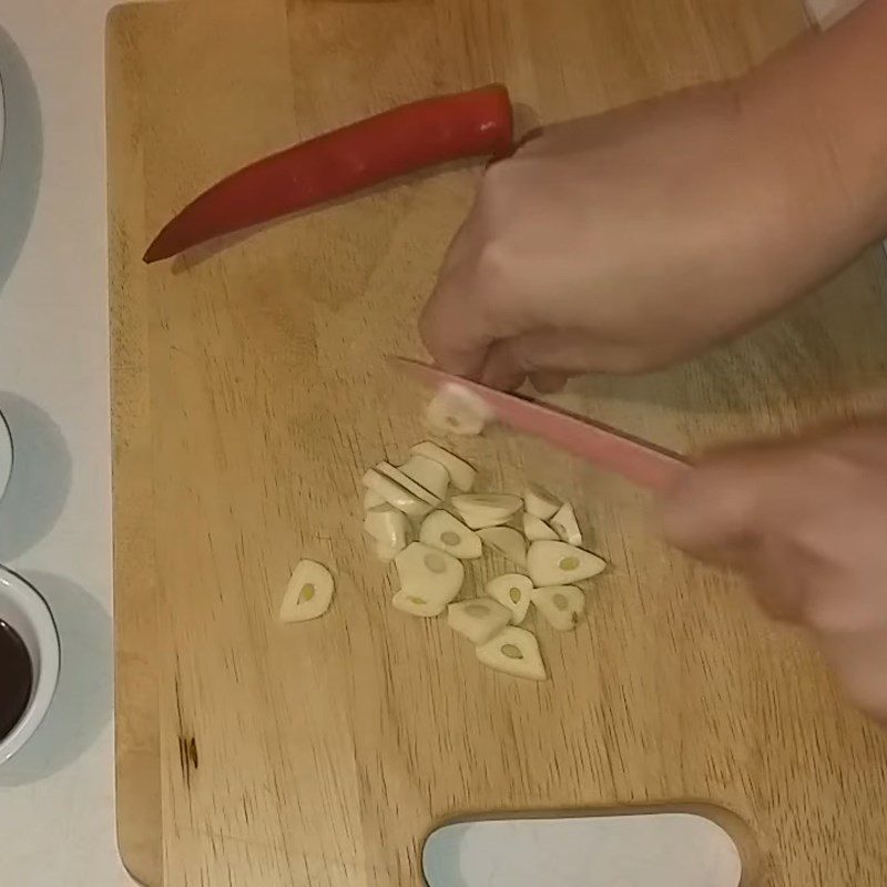 Step 1 Prepare chicken feet Grilled chicken feet with salt, chili and soy sauce