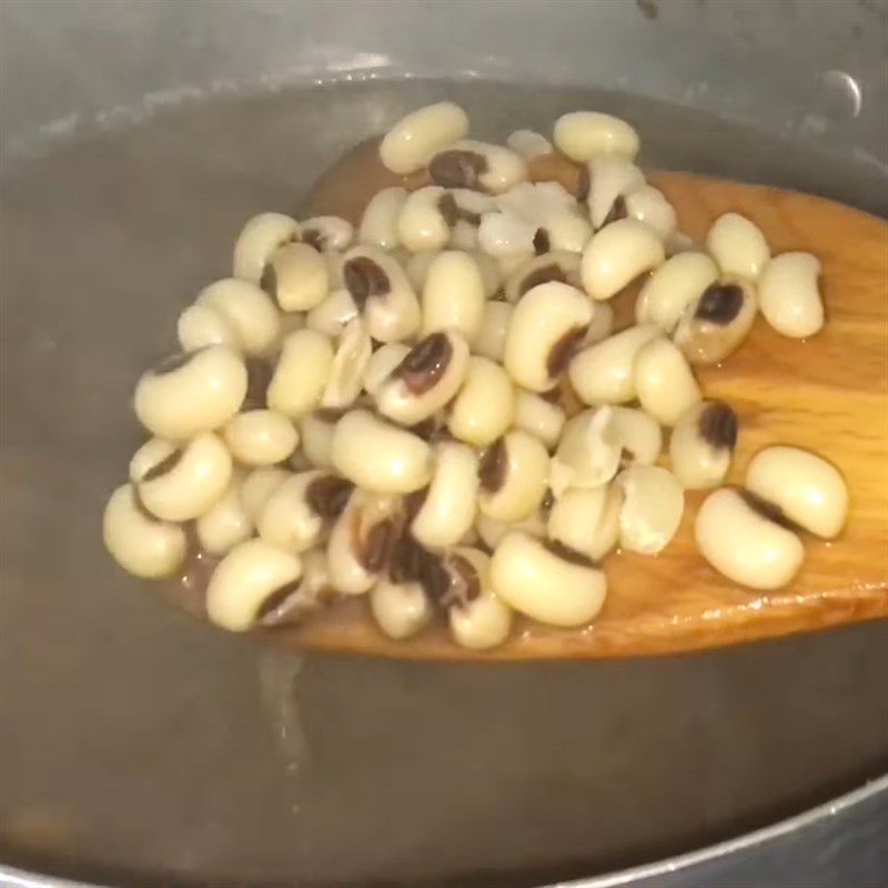 Step 2 Cook soft beans, cook sticky rice until tender White bean dessert with taro and coconut milk