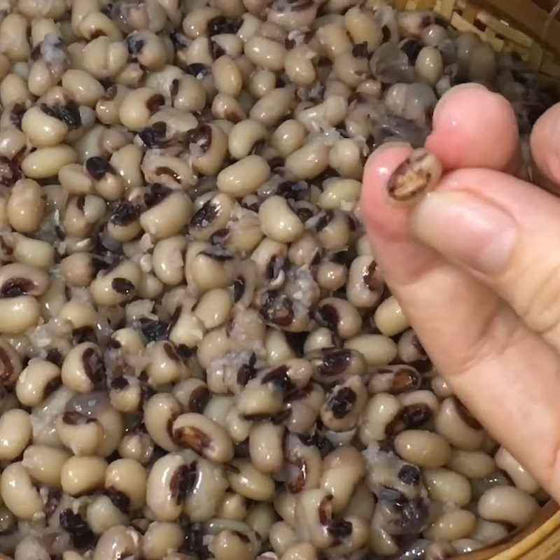 Step 2 Cook soft beans, cook sticky rice until tender White bean dessert with taro and coconut milk