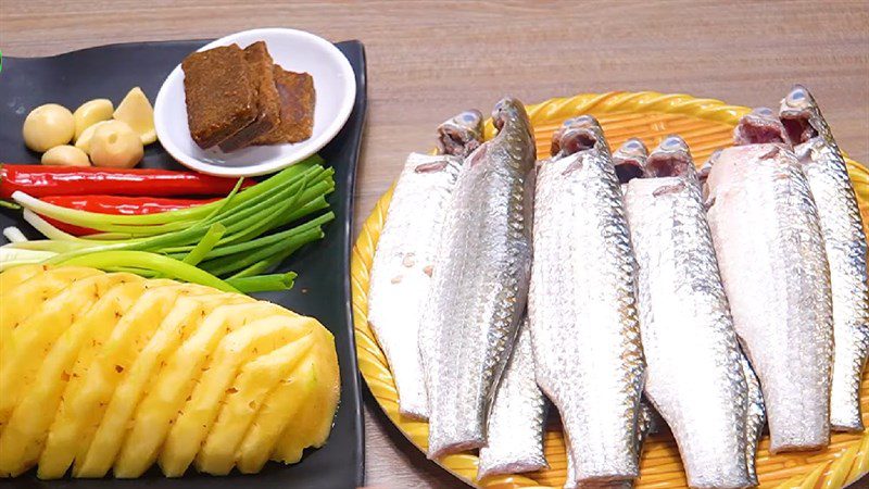 Ingredients for braised mullet with pineapple