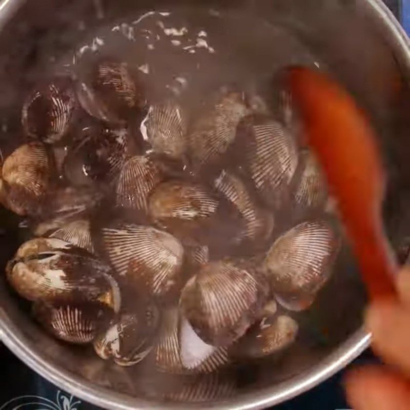 Step 1 Prepare and boil the clams for Sweet and Sour Clam Stir-fry