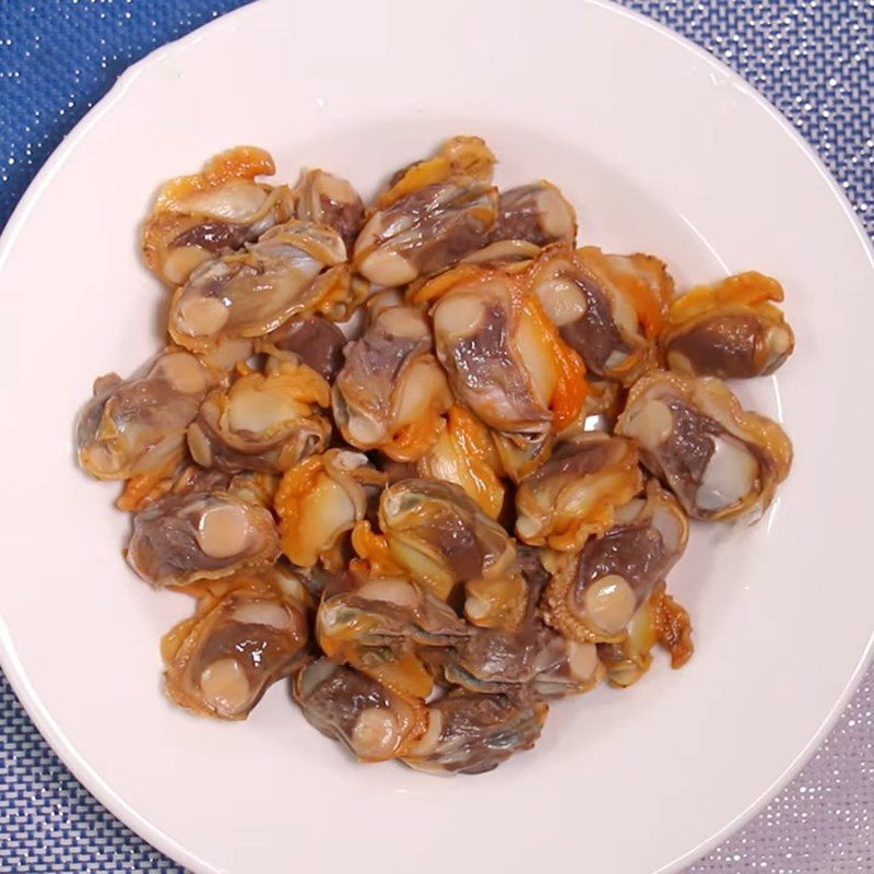 Step 1 Prepare and boil the clams for Sweet and Sour Clam Stir-fry