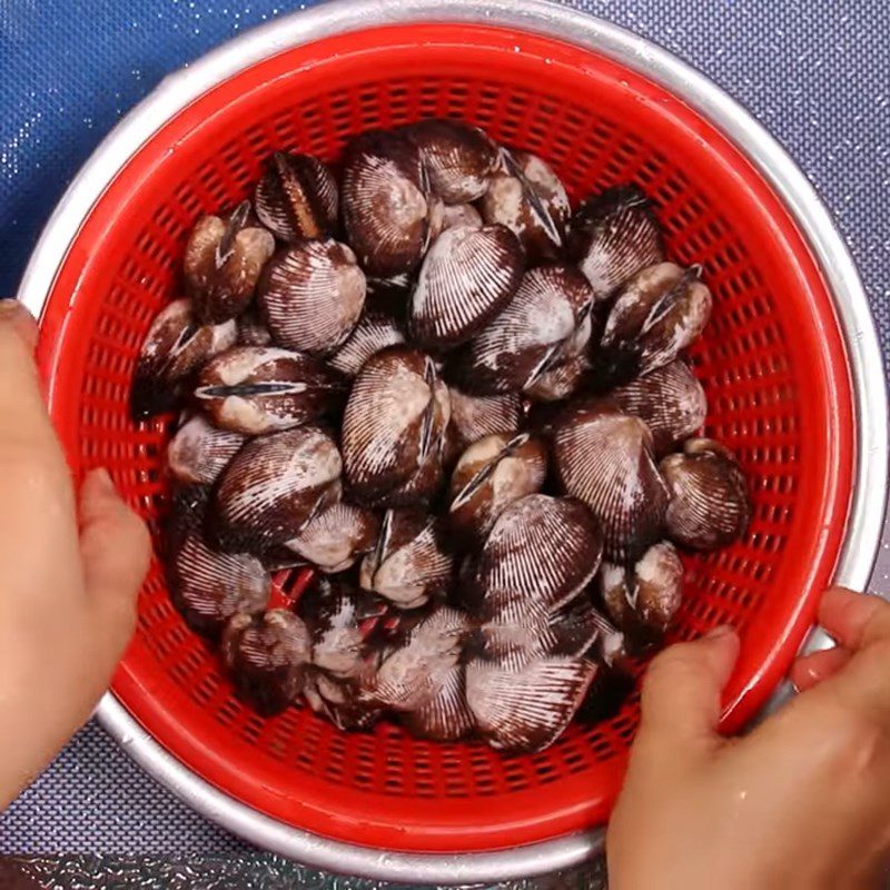 Step 1 Prepare and boil the clams for Sweet and Sour Clam Stir-fry