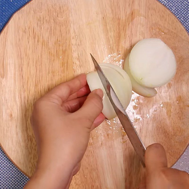 Step 2 Prepare other ingredients Stir-fried razor clams with sweet and sour flavor