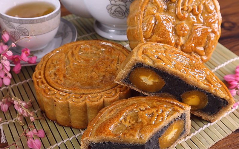 Baked mooncake with black sesame filling