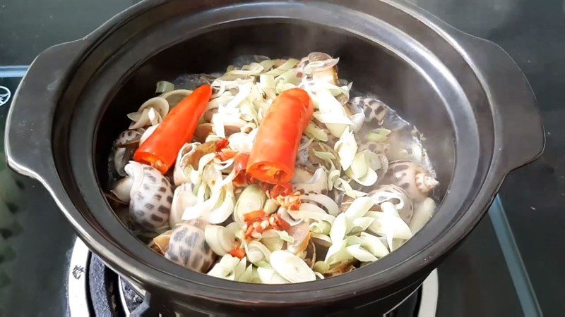 Steamed sea snail with lemongrass