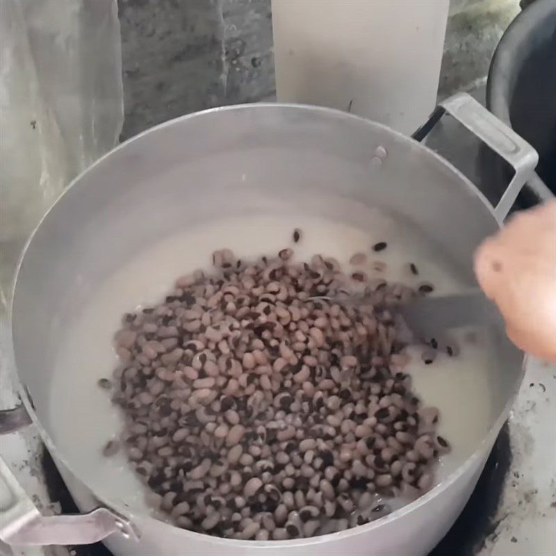 Step 3 Cooking the dessert White mung bean dessert with taro and coconut milk