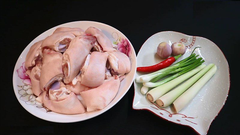 Ingredients for stir-fried pork trotters with lemongrass and chili