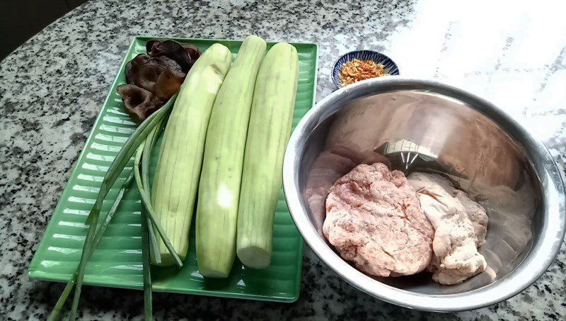 Ingredients for 2 ways to make stuffed gourd with shrimp and steamed meat