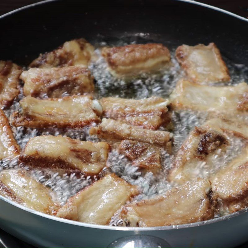 Step 2 Frying ribs Ribs braised with lemongrass and chili