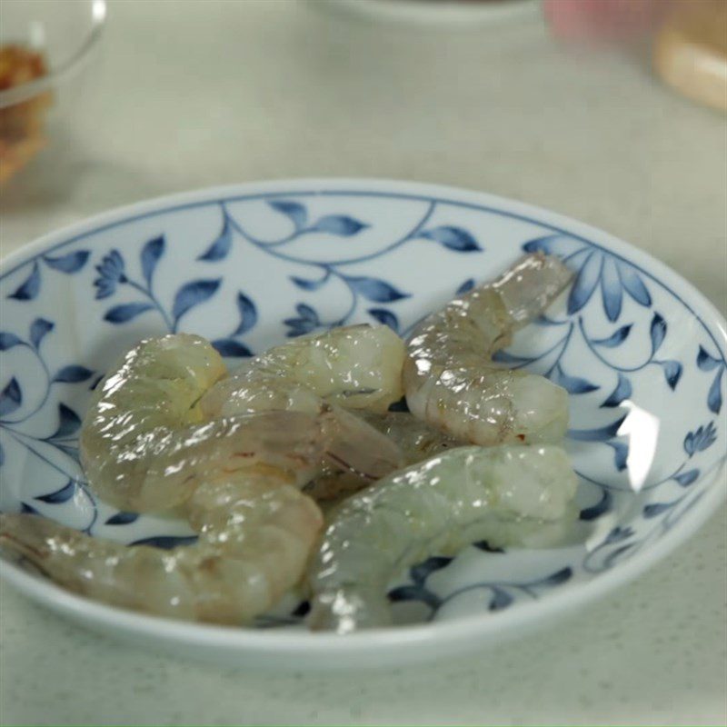 Step 2 Marinate shrimp in young jackfruit soup with betel leaves