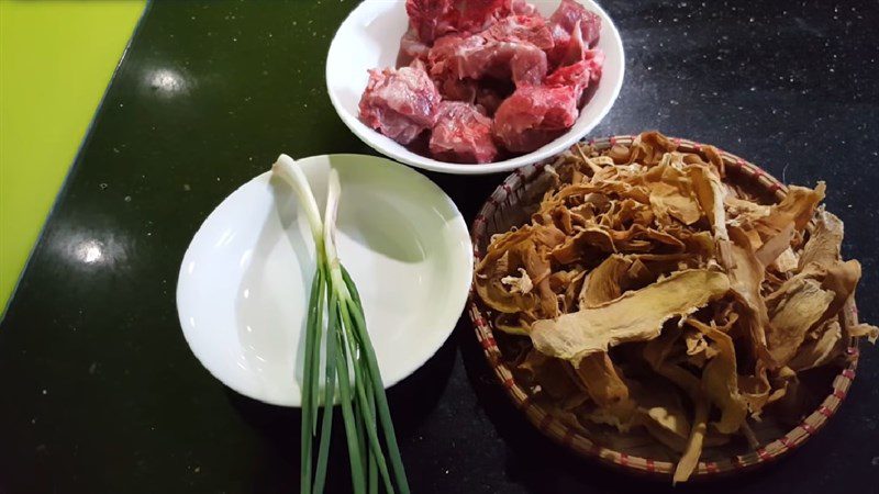 Ingredients for the dish 2 ways to cook bamboo soup with pig tails and bones