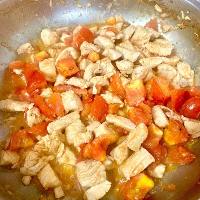 Step 3 Making stir-fried chicken breast with tomatoes Stir-fried chicken breast with tomatoes