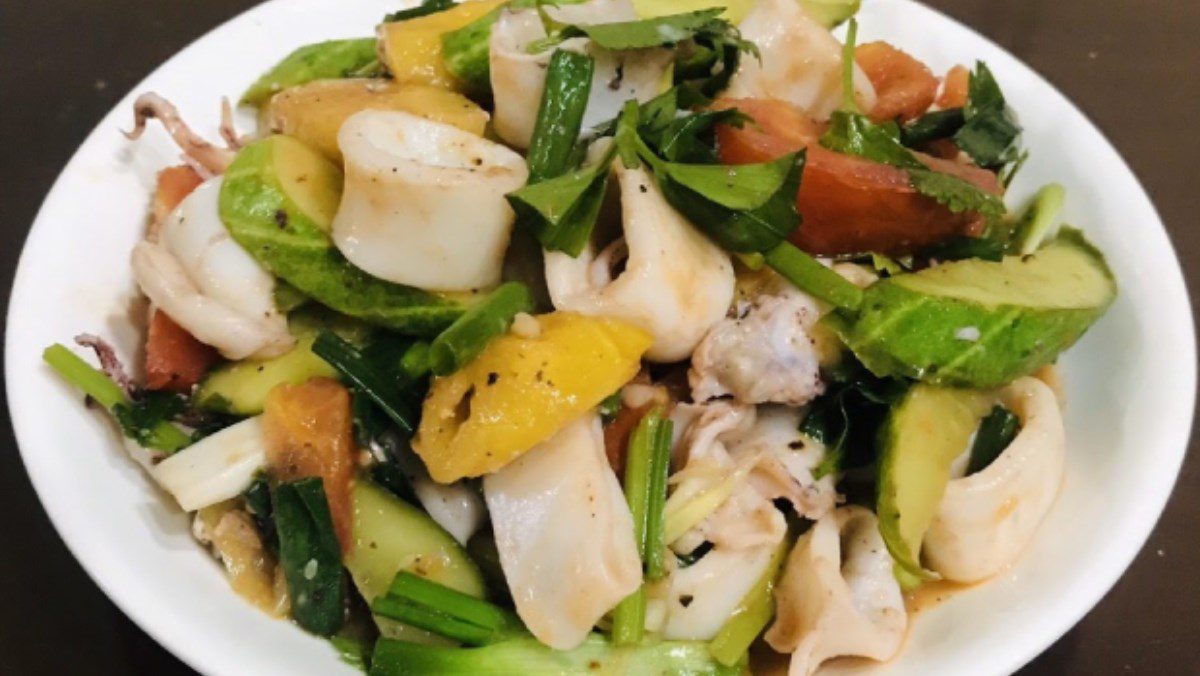 Stir-fried Squid with Cucumber, Tomato, and Pineapple