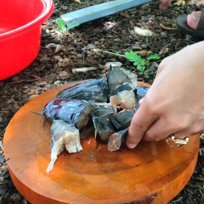 Step 1 Prepare the catfish for sour soup with water lily flowers