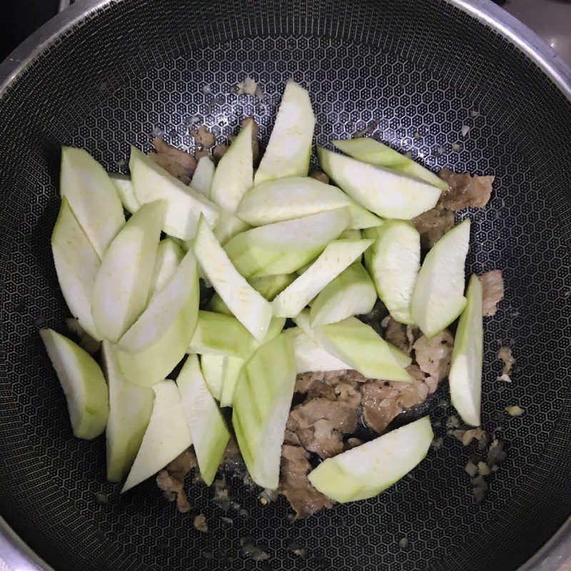 Step 3 Stir-fry pork with gourd Stir-fried gourd with pork