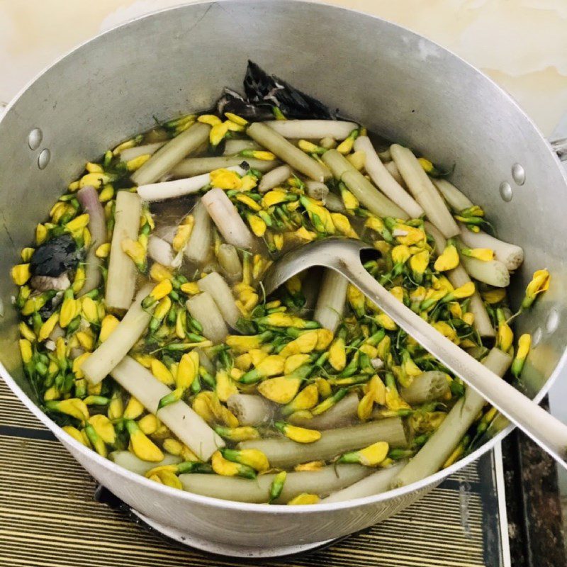 Step 3 Cooking sour soup with water lily flowers Sour soup with water lily flowers and catfish