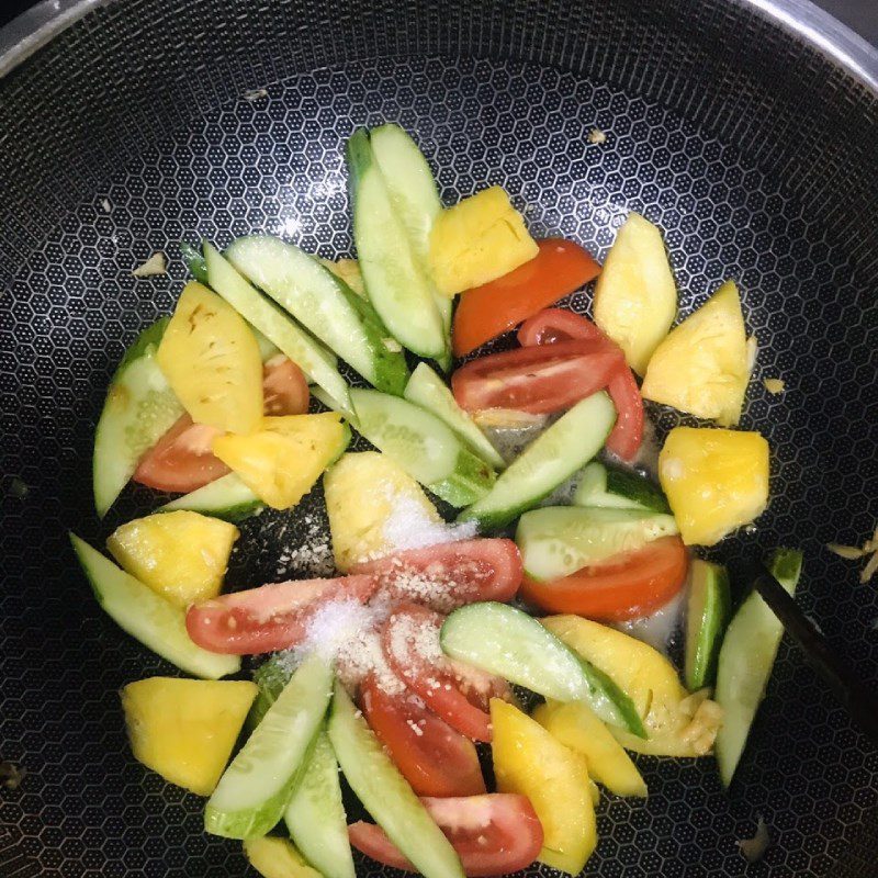 Step 4 Stir-fry squid with cucumber, pineapple, and tomato Stir-fried squid with cucumber, tomato, and pineapple