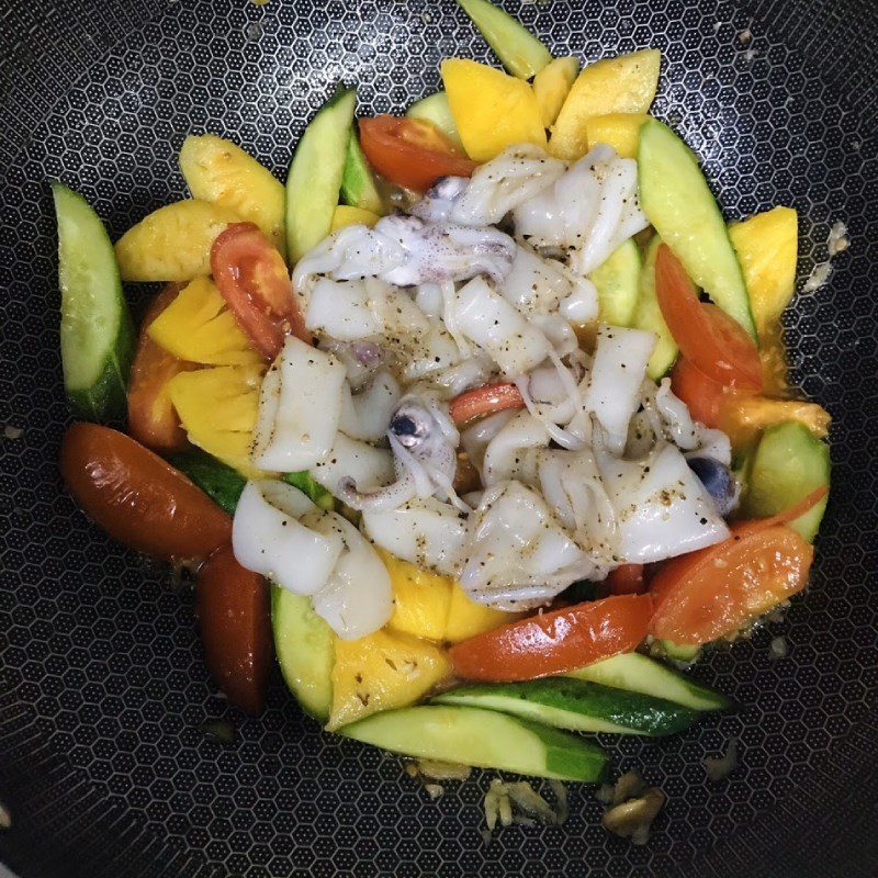 Step 4 Stir-fry squid with cucumber, pineapple, and tomato Stir-fried squid with cucumber, tomato, and pineapple