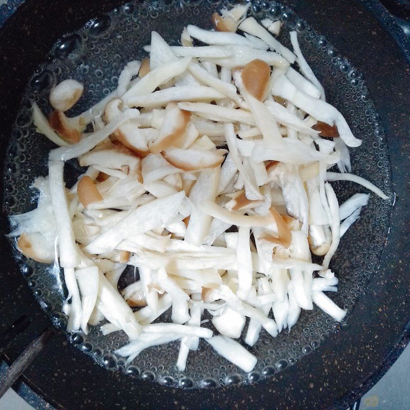 Step 1 Prepare the ingredients for Chicken Mushroom Buns