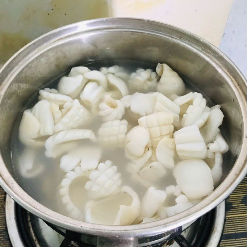 Step 1 Prepare the ingredients for Stir-fried Squid with Pineapple and Cucumber