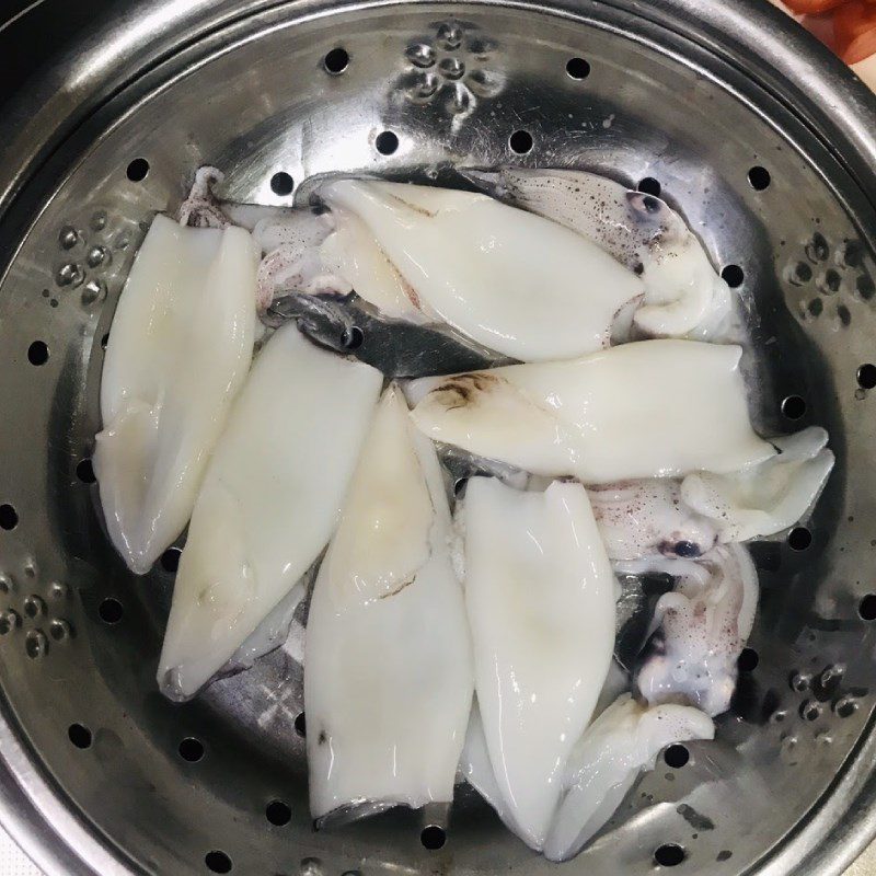 Step 1 Prepare the squid Stir-fried squid with cucumber, tomato, and pineapple