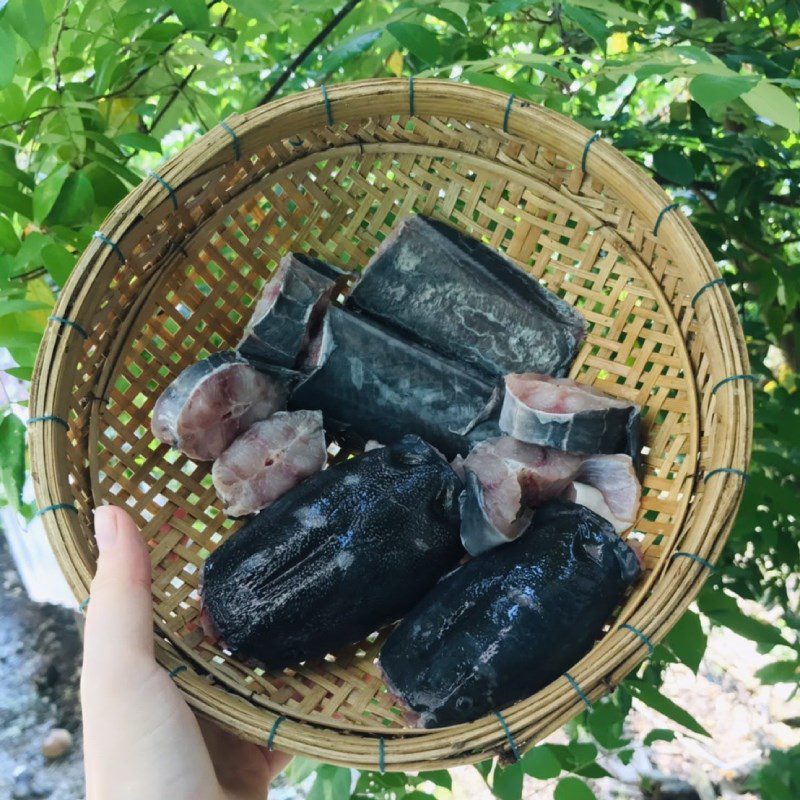 Step 1 Prepare the catfish for sour soup with water lily flowers